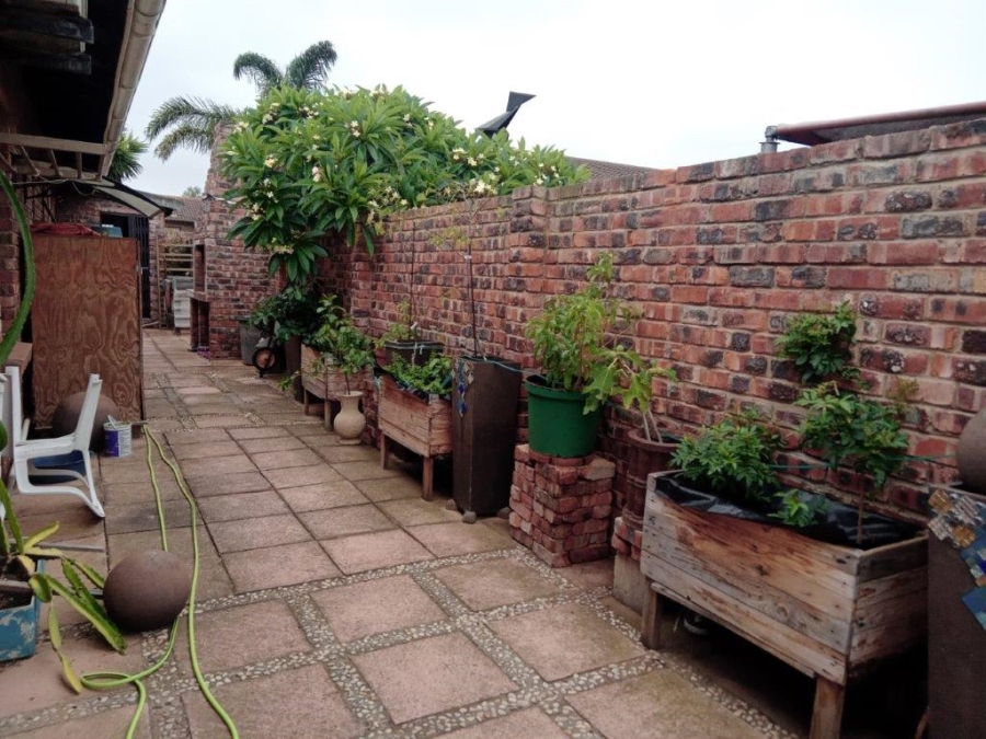 5 Bedroom Property for Sale in Wavecrest Eastern Cape